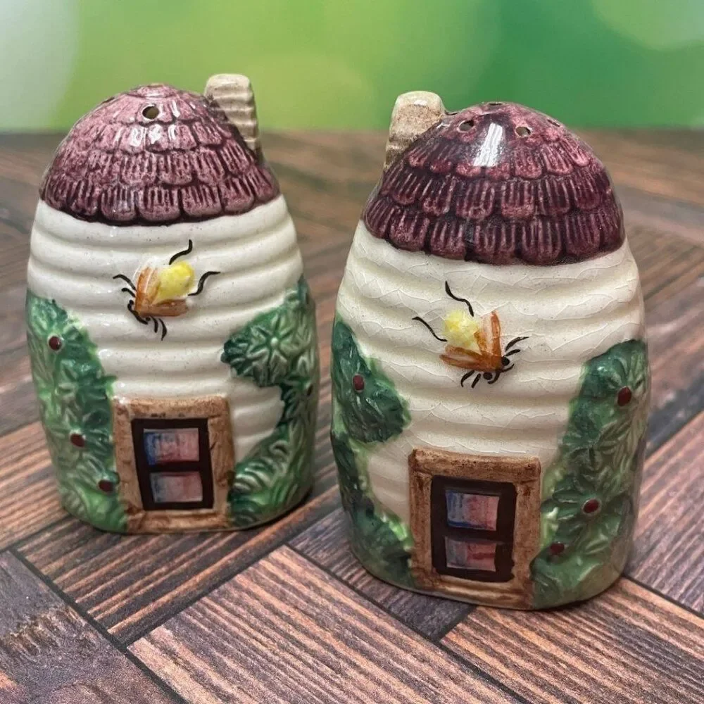 Vintage 1940s Murutomoware Bee Hive Cottage Salt & Pepper Shakers